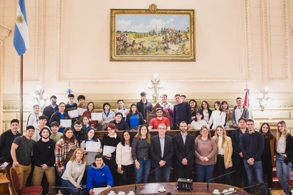 Estudiantes de escuelas secundarias del departamento debatieron y votaron iniciativas en el Senado